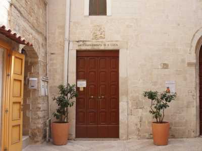 Il monumento, che vive in uno stretto spazio circondato da alcune palazzine che l�hanno letteralmente inglobato...